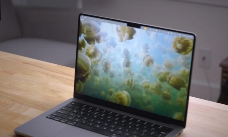 أبل تؤجل إطلاق MacBook Pro بتقنية OLED إلى عام 2027