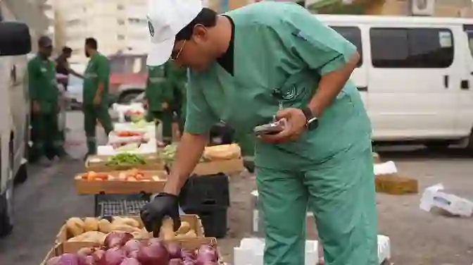 أمانة الرياض تحذر من شراء المواد الغذائية من مجمعات شهيرة في منفوحة