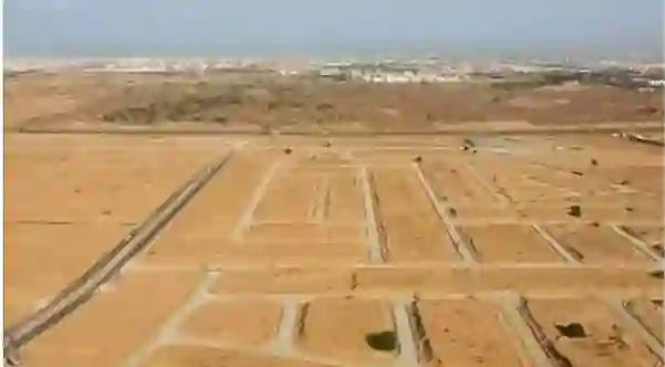أم القرى تكشف رسميًا عن نظام الرسوم الجديد للأراضي البيضاء ومفاجآت في الرسوم المفروضة على كل متر من الأراضي المشمولة.