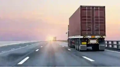المرور السعودي يُعلن عن 5 اشتراطات جديدة لانتقال مركبات الشحن والنقل بين مدن المملكة