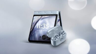 موتورولا تقدم Razr مرصع بسواروفسكي وزوج من Buds Loop باللون الأبيض الجليدي من بانتون