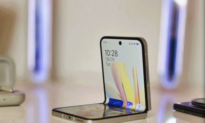 هاتف Mix Flip 2 من شاومي بمعالج Snapdragon 8 Elite يتحدى سامسونج بقوة