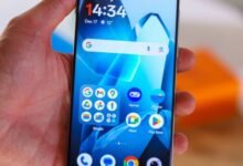 هاتف OnePlus 15 الجديد يصل بلون أسود فائق العمق