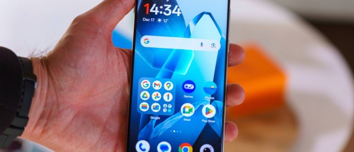 هاتف OnePlus 15 الجديد يصل بلون أسود فائق العمق