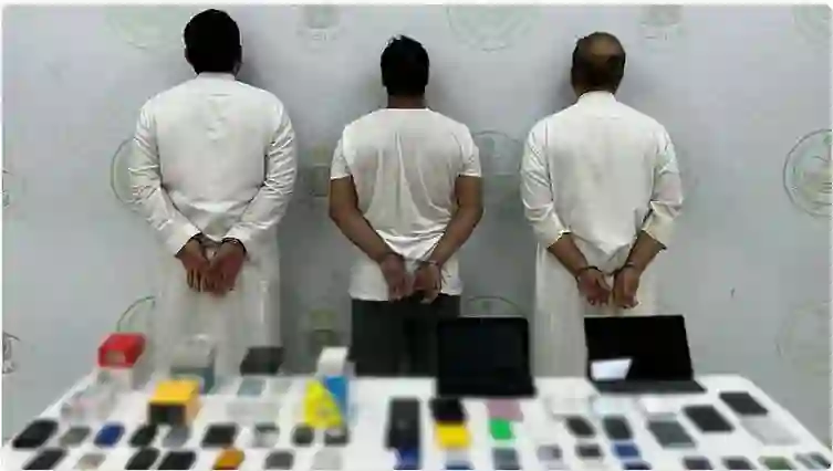 شرطة الرياض تبدأ حملة القبض على المقيمين بسبب خطأ تحويل الأموال إلى خارج المملكة
