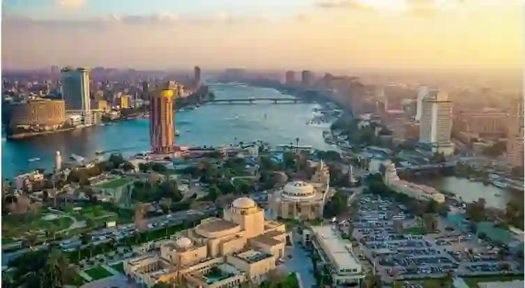 السعوديون يتوافدون على مطارات المملكة لأربعة وجهات خلال إجازة اليوم الوطني 95 ومفاجأة في أعداد المسافرين إلى دبي
