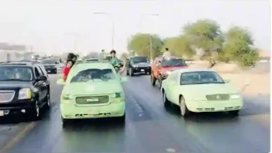 السعودية: وضع العلم في مقدمة أو أعلى أو خلف السيارة يُعتبر مخالفة تفرض غرامة 900 ريال - إليك الطريقة الصحيحة لاستخدام العلم في السيارة.