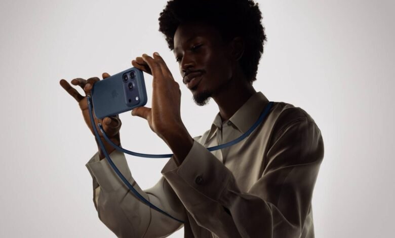 أبل تُعلن عن حافظات TechWoven وحزام Crossbody Strap جديدين لهواتف iPhone 17 Pro وPro Max