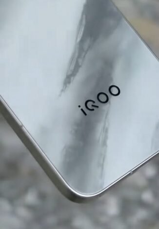 هاتف iQOO 15 يمتاز بظهر متغير الألوان