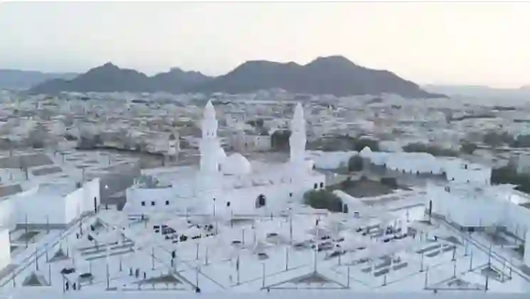 السعودية تُصدر قرارًا تاريخيًا بتغيير مواعيد الصلاة في أبرز مساجد المدينة المنورة