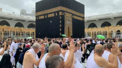 السعودية تُطبق بدءًا من اليوم قرارات جديدة بشأن شروط أداء العمرة ومدة إقامة المعتمرين.