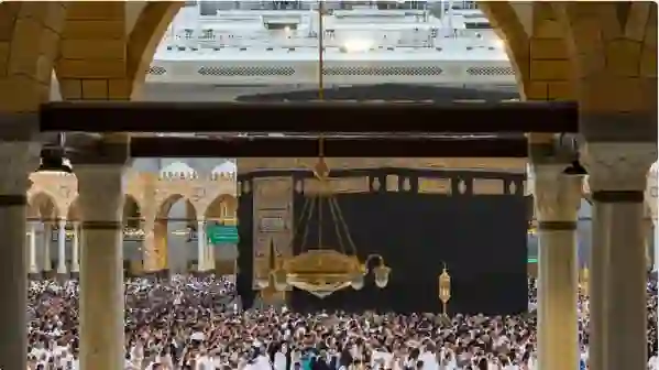 السعودية تشرح سبب فرض رسوم إضافية على أداء مناسك العمرة