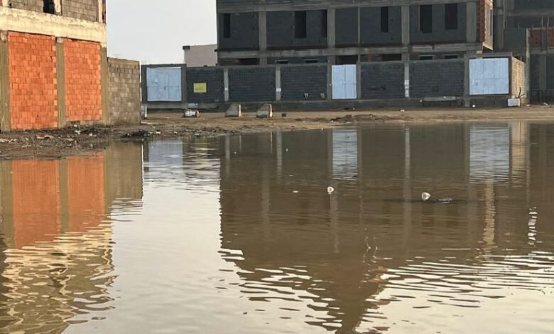 عزلة تامة في أحياء جدة بسبب الأمطار: انقطاع الطرق والمواصلات