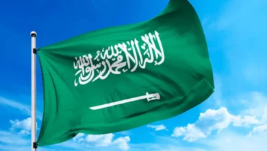 السعودية تبدأ تنفيذ إجراءات جديدة لتقليل رواتب الوافدين والمقيمين وسحب الامتيازات المجانية لهم