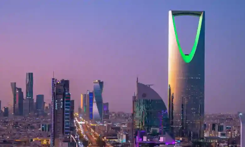 السعودية تغير مواعيد الدوام للموظفين والطلاب بسبب الزحام في الرياض وتتيح فئات جديدة للعمل والدراسة عن بُعد
