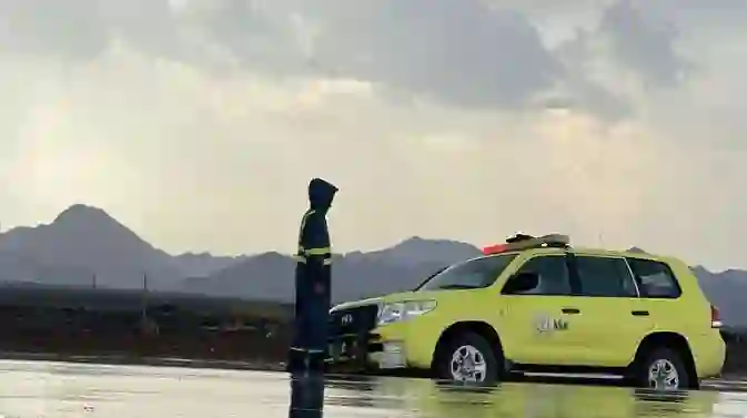 بعد بدء الأمطار صباح الجمعة.. الدفاع المدني يحث سكان هذه المدن السعودية على البقاء في المنازل حتى الاثنين