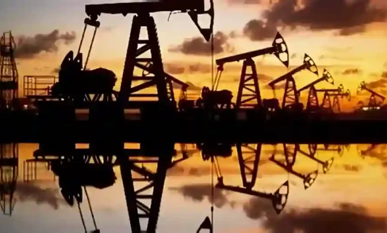 هل يغير فائض المعروض مسار أسعار النفط رغم مفاوضات أوكرانيا؟