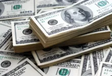 هبوط الدولار يكشف هشاشة الأسواق: مقارنة بين الأمس واليوم