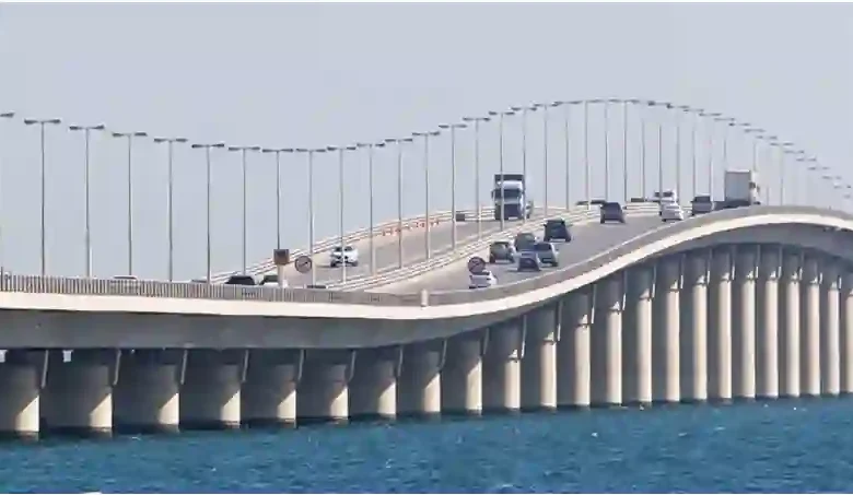 السعودية تعلن عن إغلاق كامل لأهم جسر يمر عبره الملايين يومياً وتكشف عن الطرق البديلة