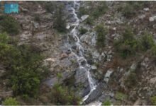 عسير تشهد تساقطًا خرافيًا للبرد وجريان السيول وتحول قمم المرتفعات إلى اللون الأبيض