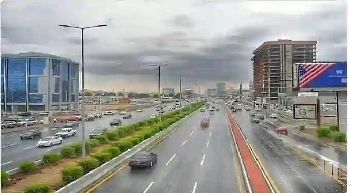 الأرصاد: أمطار غزيرة تجتاح معظم مناطق المملكة وتسبب جريان السيول، خاصة في الرياض والشمالية بدءًا من صباح الأحد