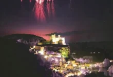 البرق الأحمر يغزو سماء السعودية وفلكية جدة تشرح السبب ومدى استمرار الظاهرة وأفضل مواقع المشاهدة.