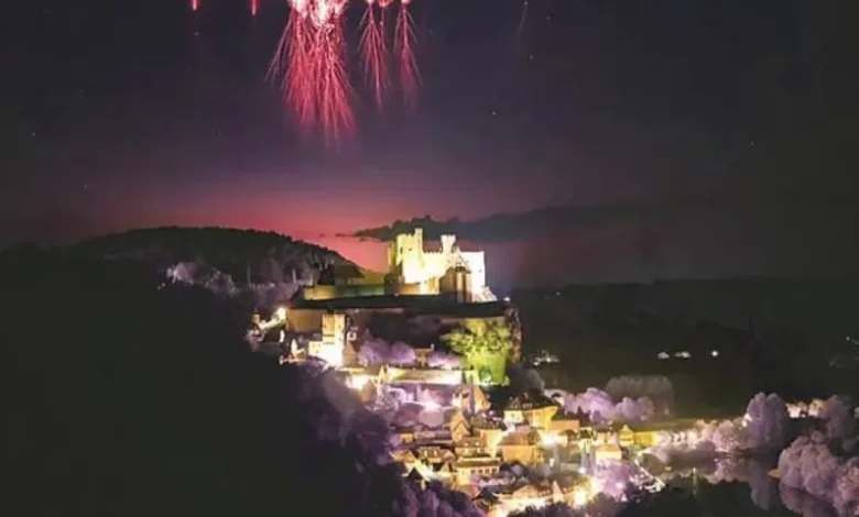 البرق الأحمر يغزو سماء السعودية وفلكية جدة تشرح السبب ومدى استمرار الظاهرة وأفضل مواقع المشاهدة.