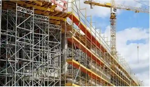 السعودية تعلن خططًا لتعديل أنظمة العمل في قطاع الإنشاءات وفرض قيود جديدة لحالات الطقس غير المشمسة والأمطار