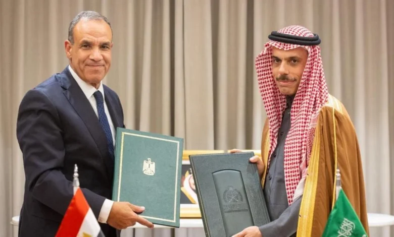 السعودية ومصر تتفقان على إلغاء تأشيرات الدخول المتبادلة لفئات جديدة من المواطنين عبر وزارتي الخارجية