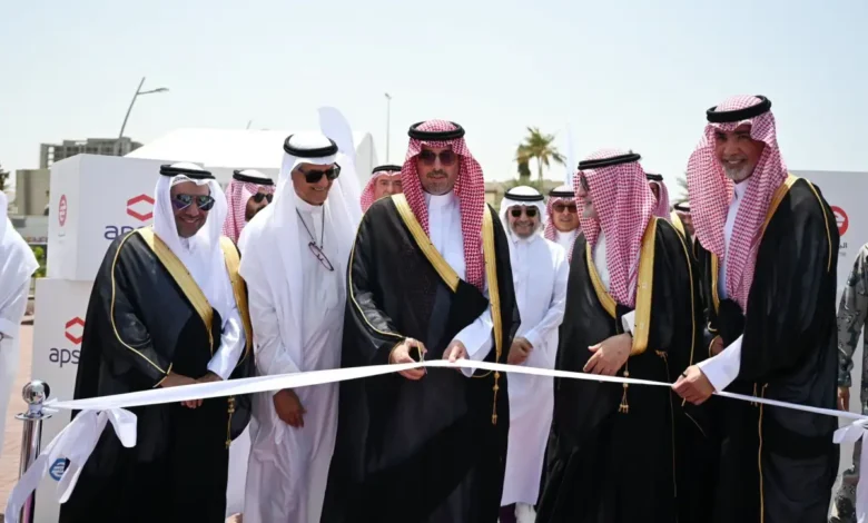 محافظ جدة يطلق التاكسي البحري الفاخر لتعزيز السياحة والنقل